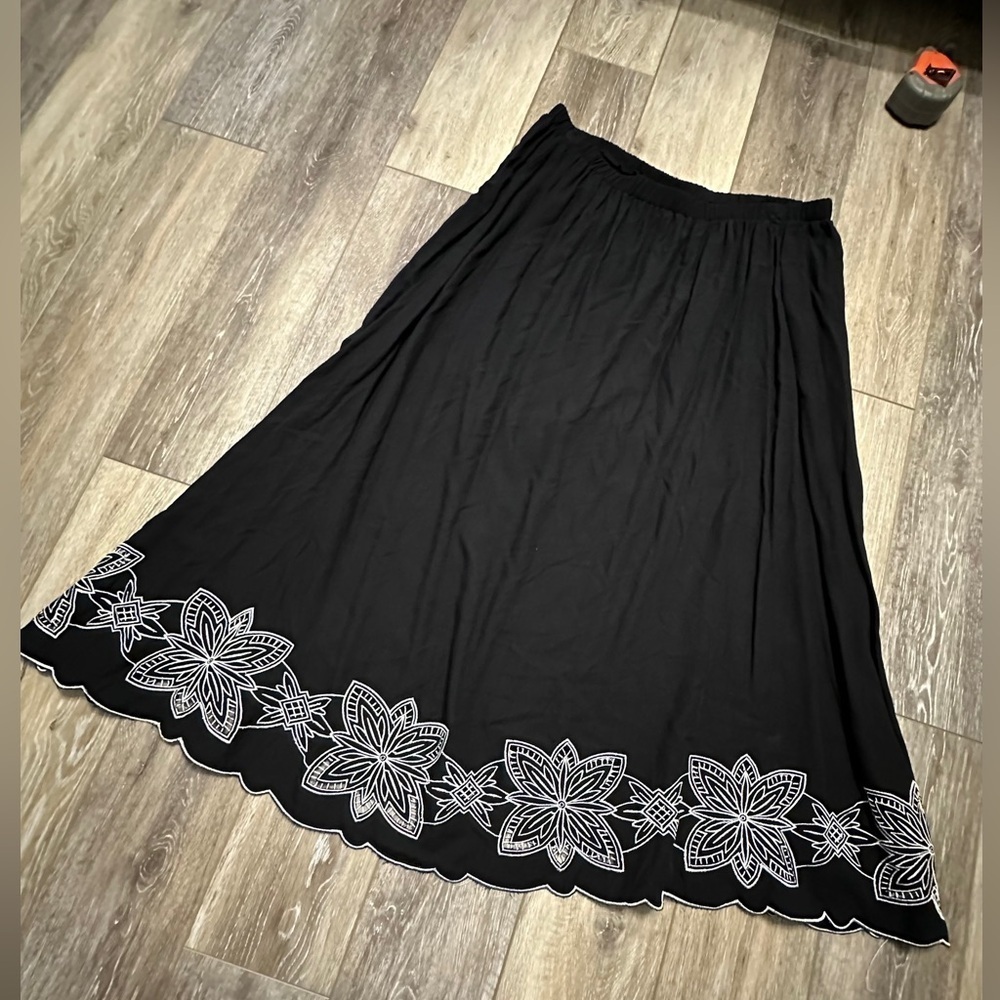 🛍️Jane Ashley beautiful embroidered maxi skirt waist measurement 16 1/2 “ flat.